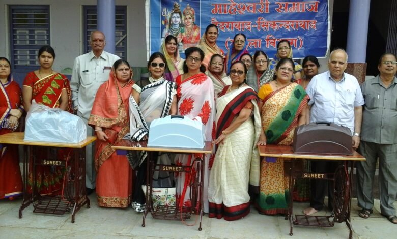 ज़रूरतमंदों को किया सिलाई मशीन का वितरण