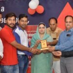 करवा कलेक्टर द्वारा सम्मानित