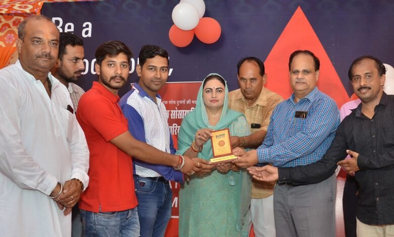 करवा कलेक्टर द्वारा सम्मानित