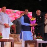 देश को बदलने में समाज के सहयोग की ज़रूरत