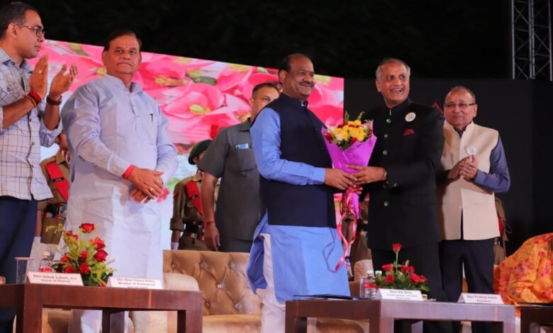 देश को बदलने में समाज के सहयोग की ज़रूरत