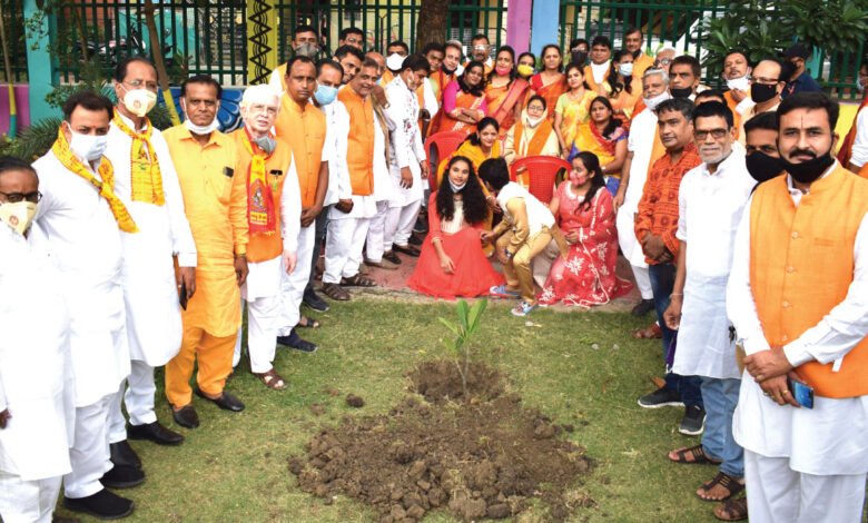 एक परिवार एक पेड़